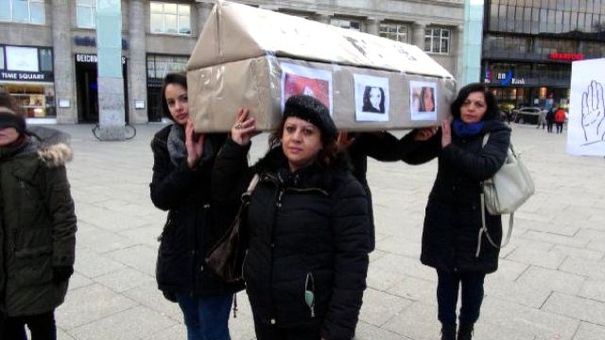 Köln\'de Kadınlar Sembolik Tabut Taşıdılar (2)
