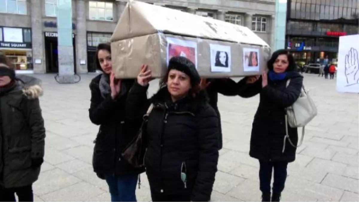 Köln'de Kadınlar Sembolik Tabut Taşıdılar