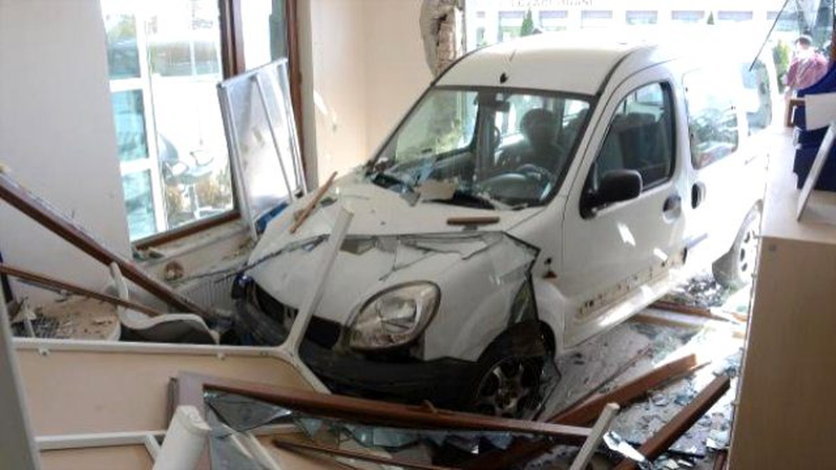 Kontrolden Çıkan Araç İşyerine Girdi, Çalışanlar Bomba Patladı Sandı