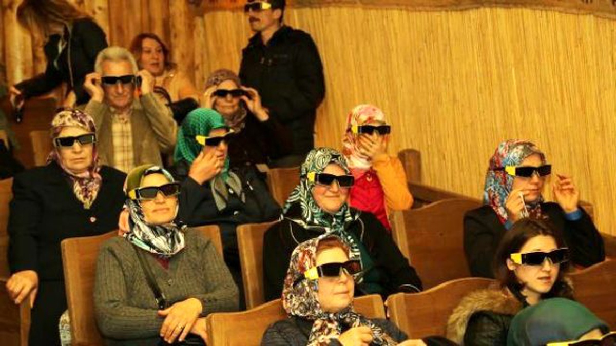 Köylü Kadınları İlk Kez Sinemaya Gitti