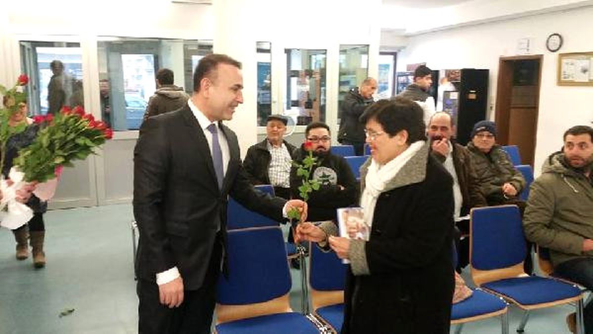Nürnberg Başkonsolosu Yavuz Kül, Kadınlara Gül Dağıttı