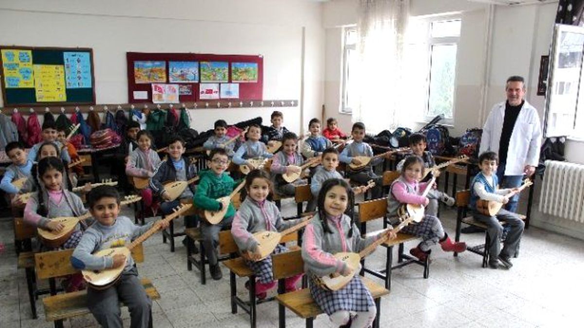 Önce Okuma Yazma Öğretti Şimdi de Bağlama Dersi Veriyor