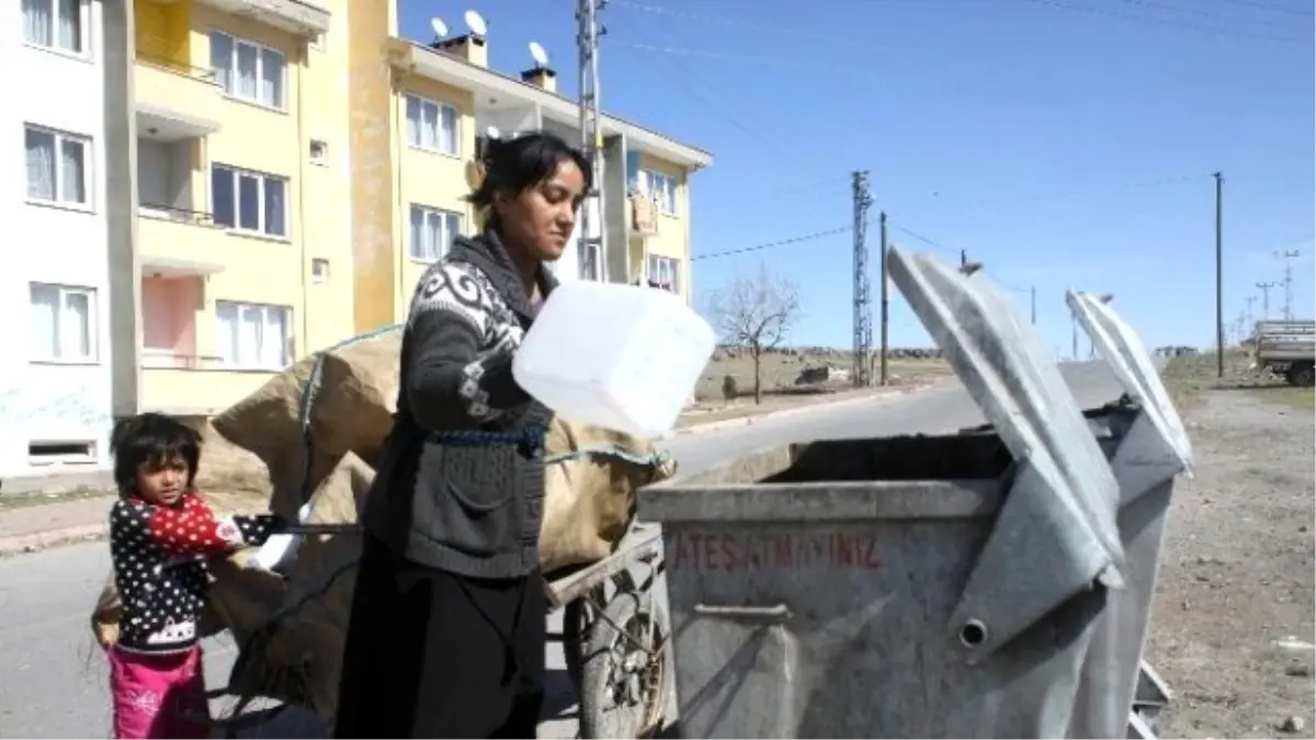 Ekmeğini Çöpten Çıkaran Kadınlar