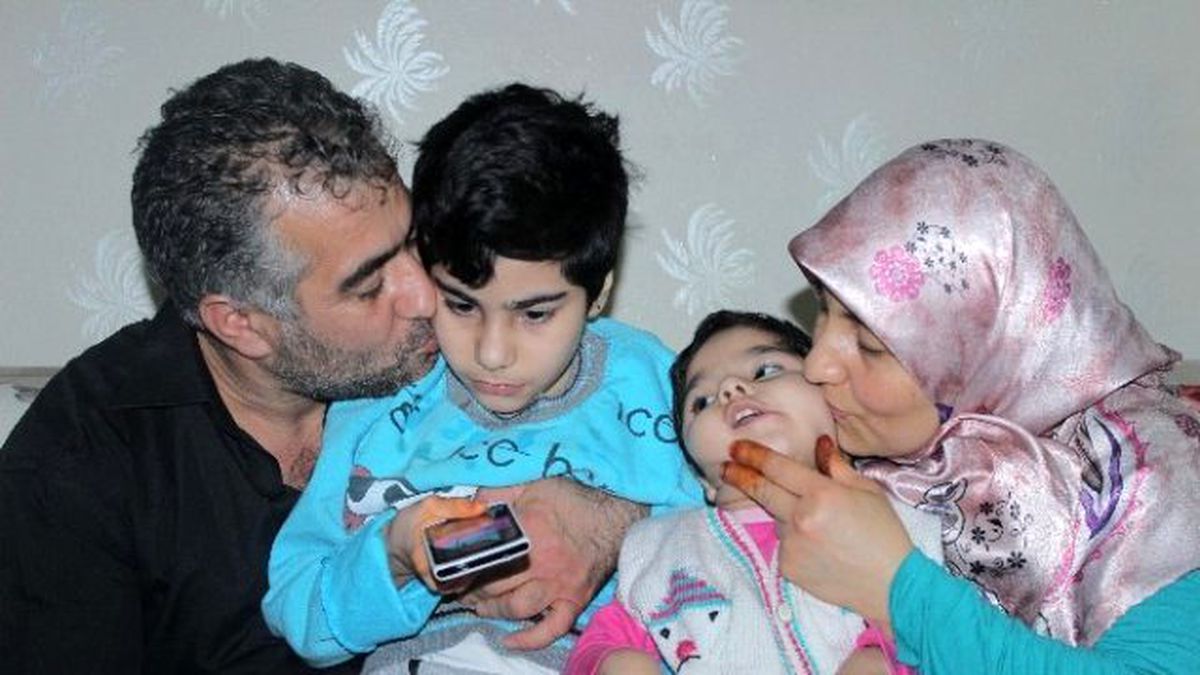 Örnek Çift, Engelli İki Kızına Bebek Gibi Bakıyor