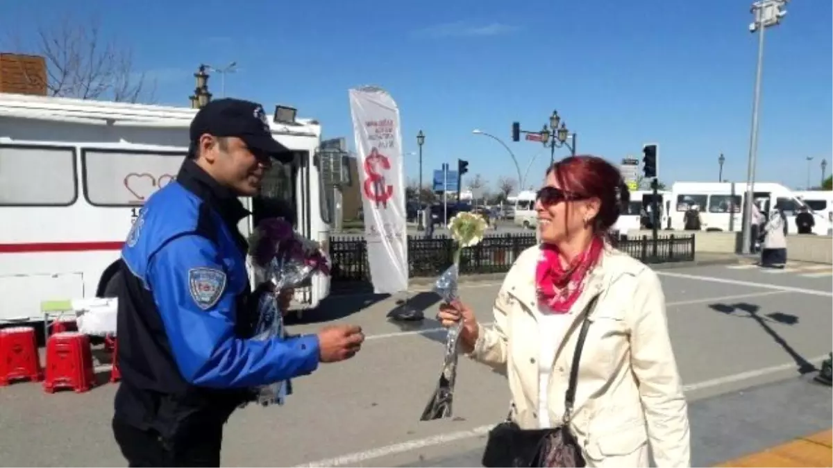 Polislerden Kadınlara Çiçek