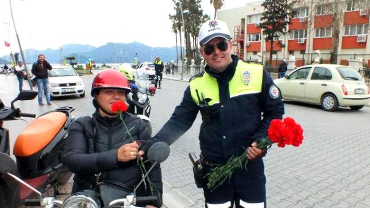 Polisten Kadın Sürücülere Çiçek
