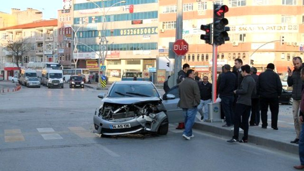 Sakarya\'da İki Otomobil Çarpıştı: 1 Yaralı