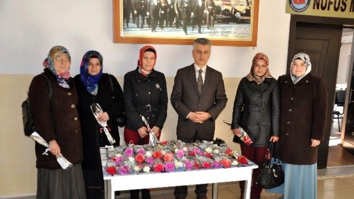 Sandıklı Kaymakamı Arıcan\'dan Kadınlara Karanfilli Kutlama