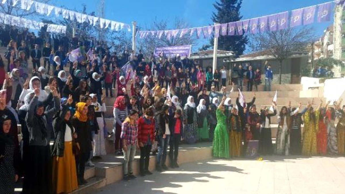 Siirt\'te Kadınlardan Halaylı 8 Mart Kutlaması