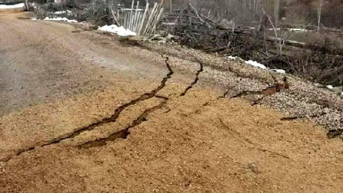 Suşehri\'nde Grup Köy Yolunda Çökme