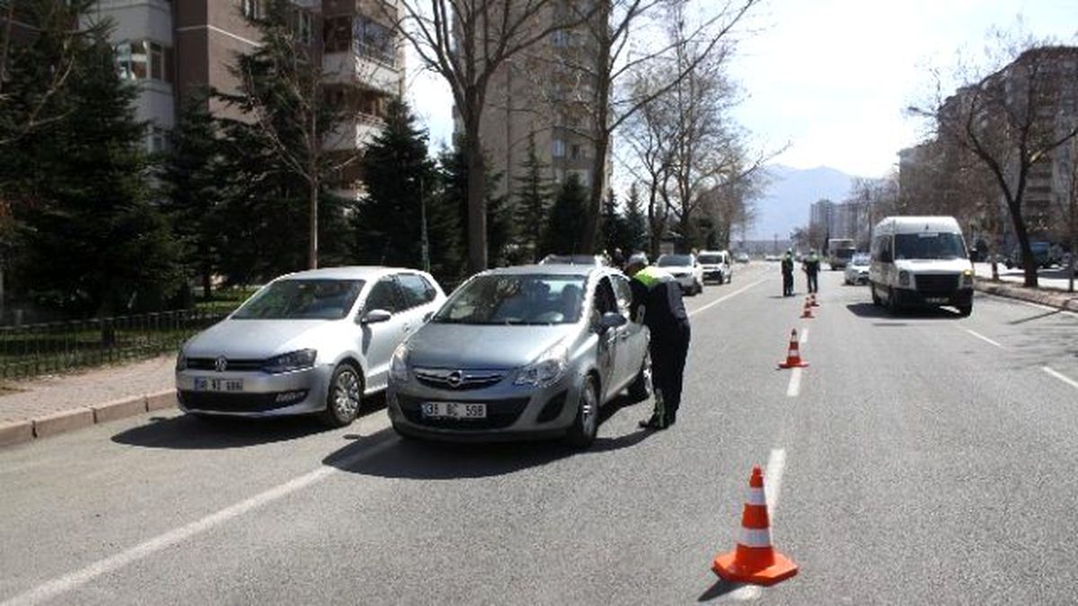 Trafik Denetlemesi Sandılar, Karanfili Görünce Şaşırdılar
