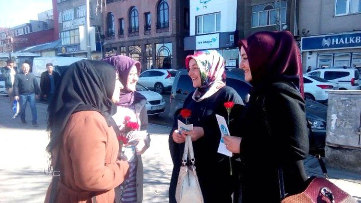 Ülkü Ocakları Bayanlar Birimi 8 Mart Dünya Kadınlar Gününü Karanfillerle Kutladı