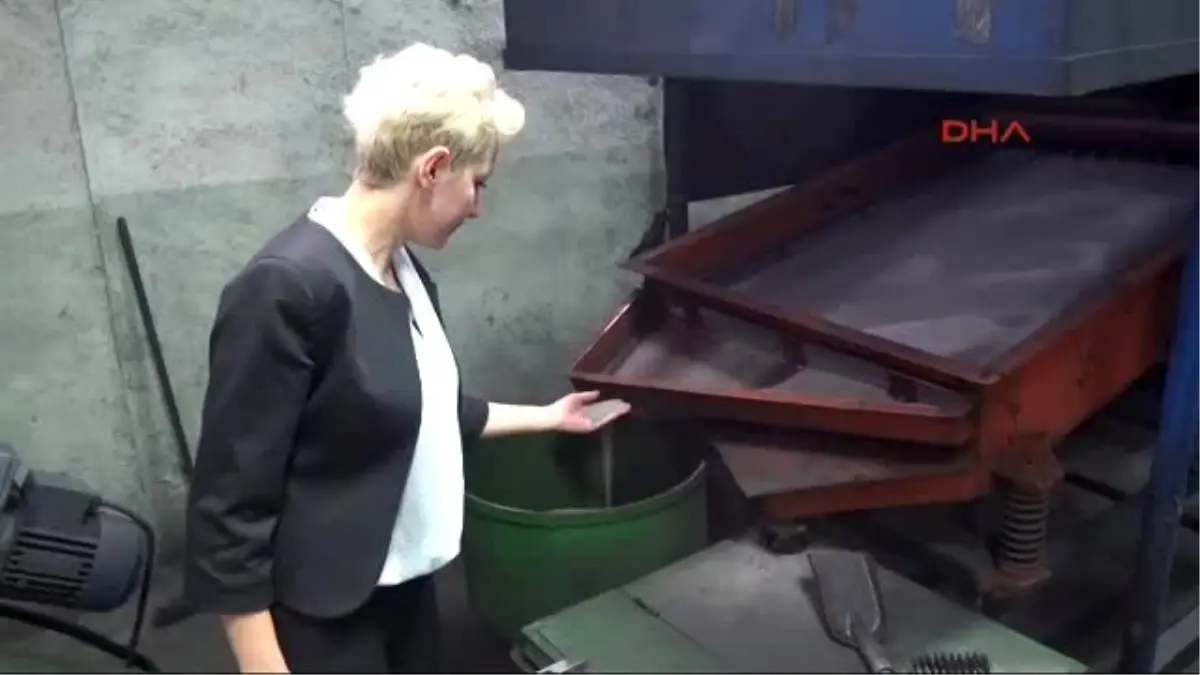 Uşaklı İş Kadınından Kadınlar Günü Şarkısı