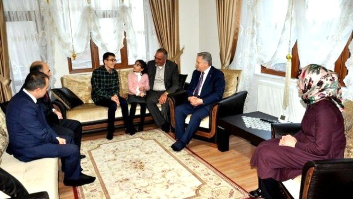 Vali Kahraman Şehit Tamer Meriç\'in Ailesine Hayırlı Olsun Ziyaretinde Bulundu
