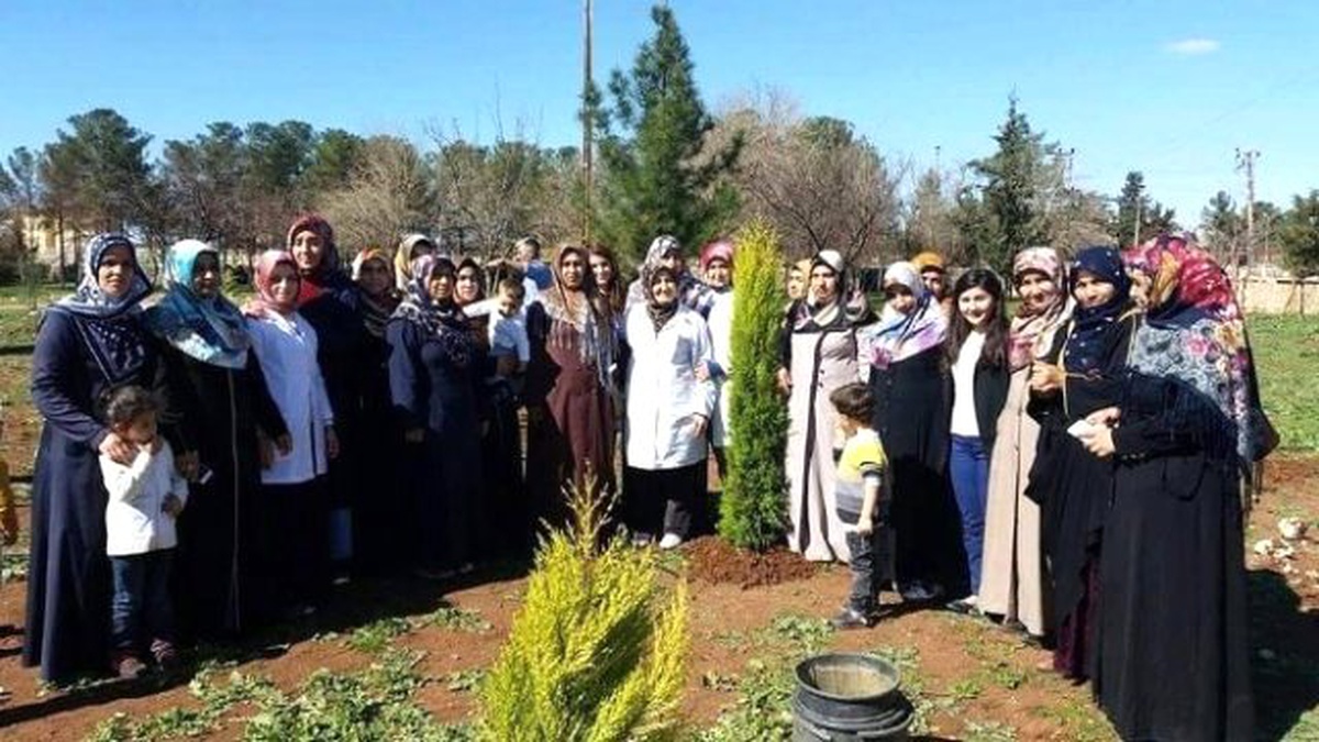 Viranşehirli Kadınlar Okul Bahçesine Ağaç Dikti