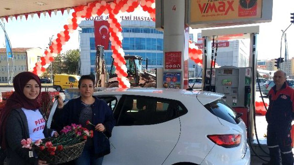Yakıt Almaya Giden Bayan Sürücülere Karanfil Verildi