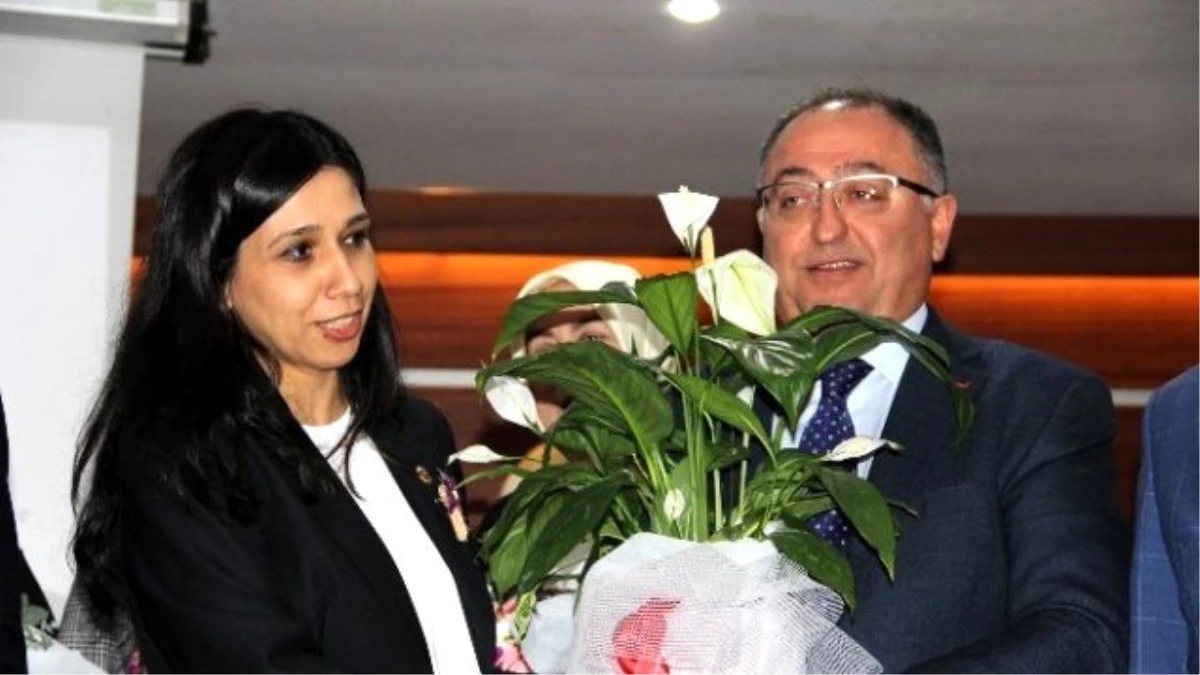 Yalova\'da Bayan Meclis Üyelerine Çiçek