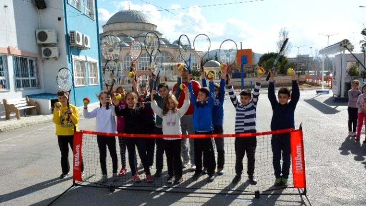 Yunusemre\'li Öğrenciler Tenis ile Tanışıyor
