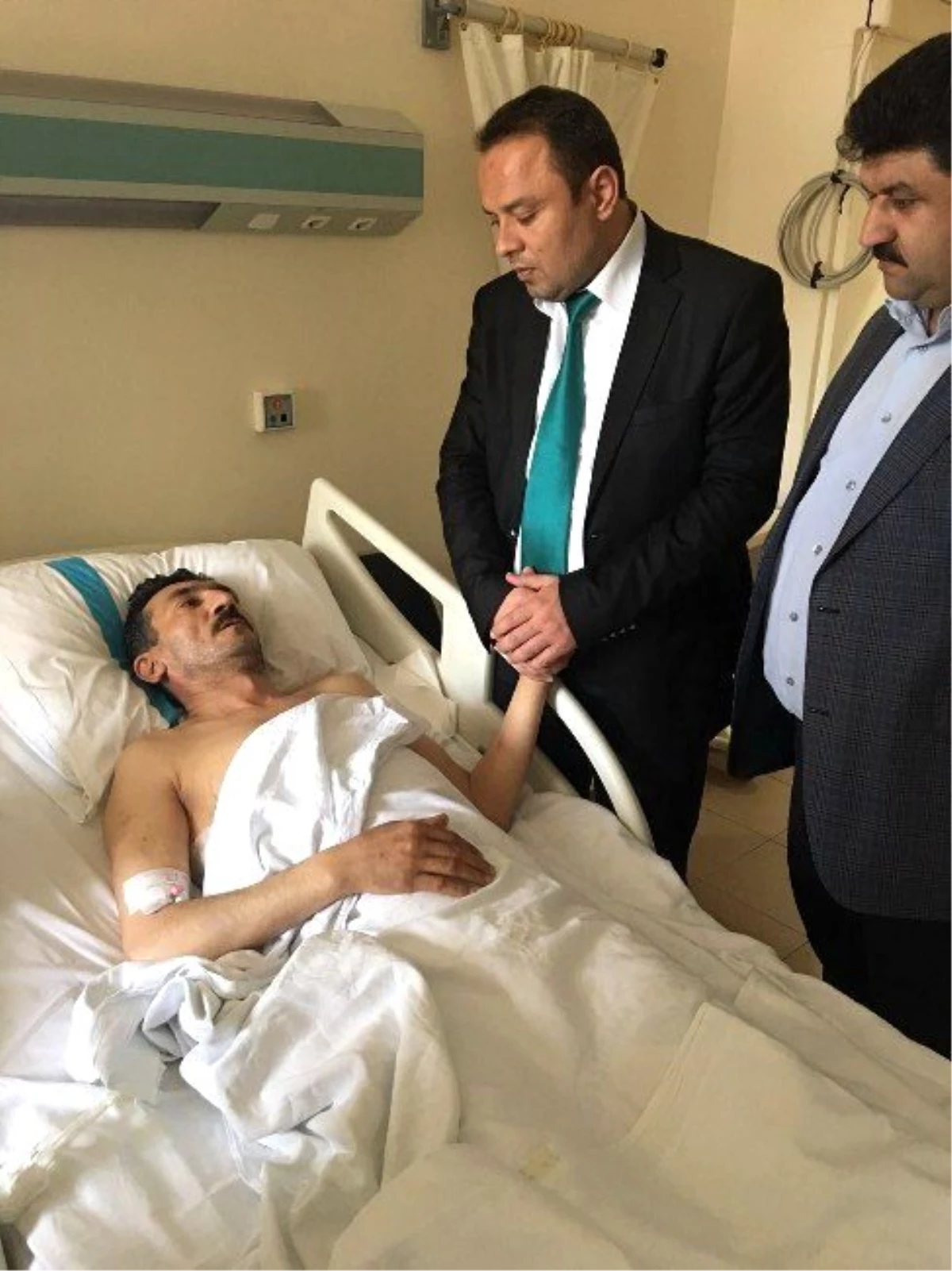 AK Parti Yönetimi Kazada Yaralanan Belediye Başkanı Atak\'ı Ziyaret Etti