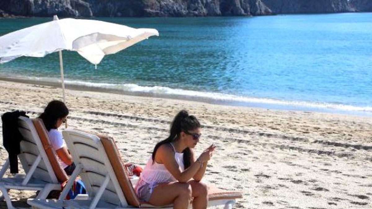Alanya\'da Tatilciler Denize Girdi