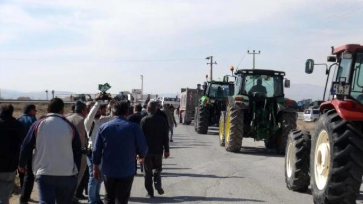 Alt Geçit İsteyen Çiftçiler, Traktörlerle Karaman Yolunu Trafiğe Kapattı
