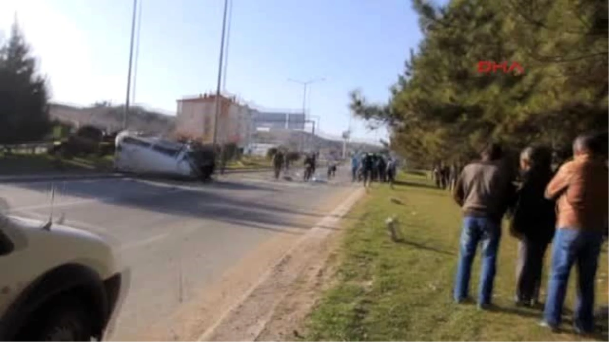 Minibüs, Trafik Lambası Direği ile TIR\'a Çarptı: 2 Ölü, 1 Yaralı