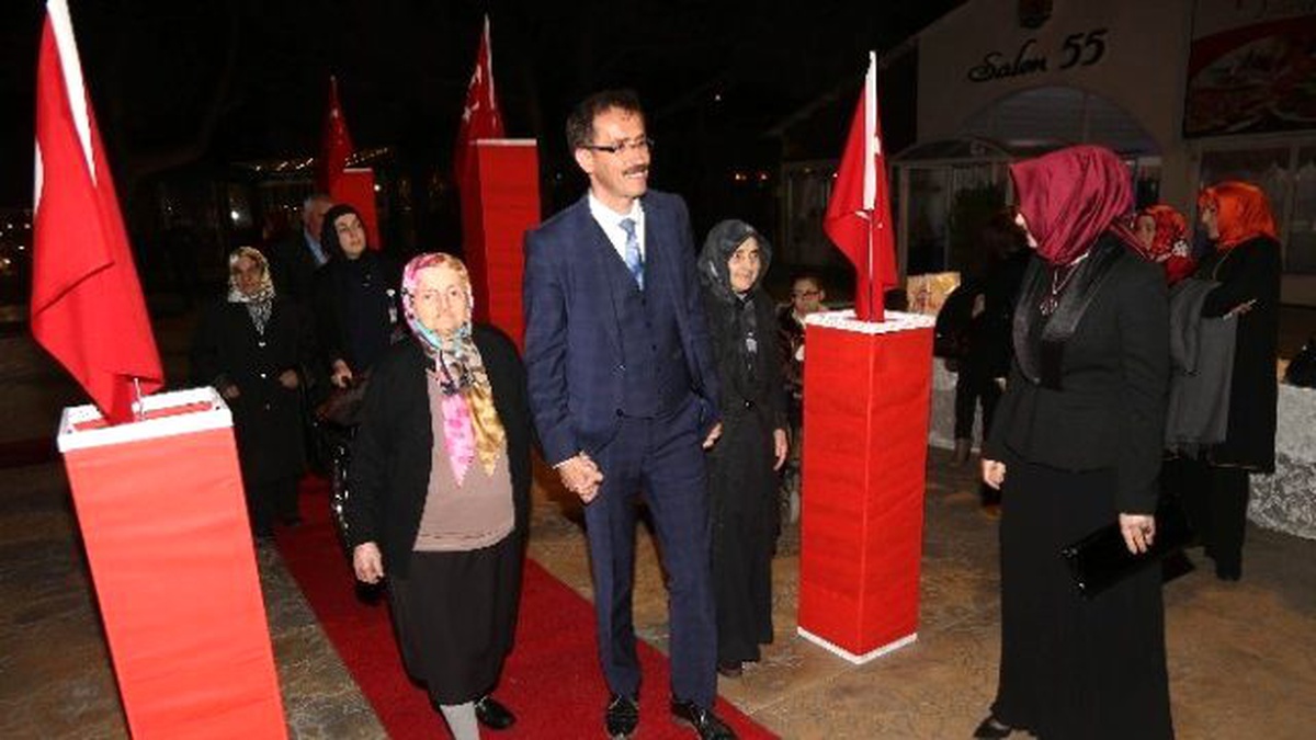 Atakum\'da Kadınlar \'Kırmızı Halı\' ile Karşılandı