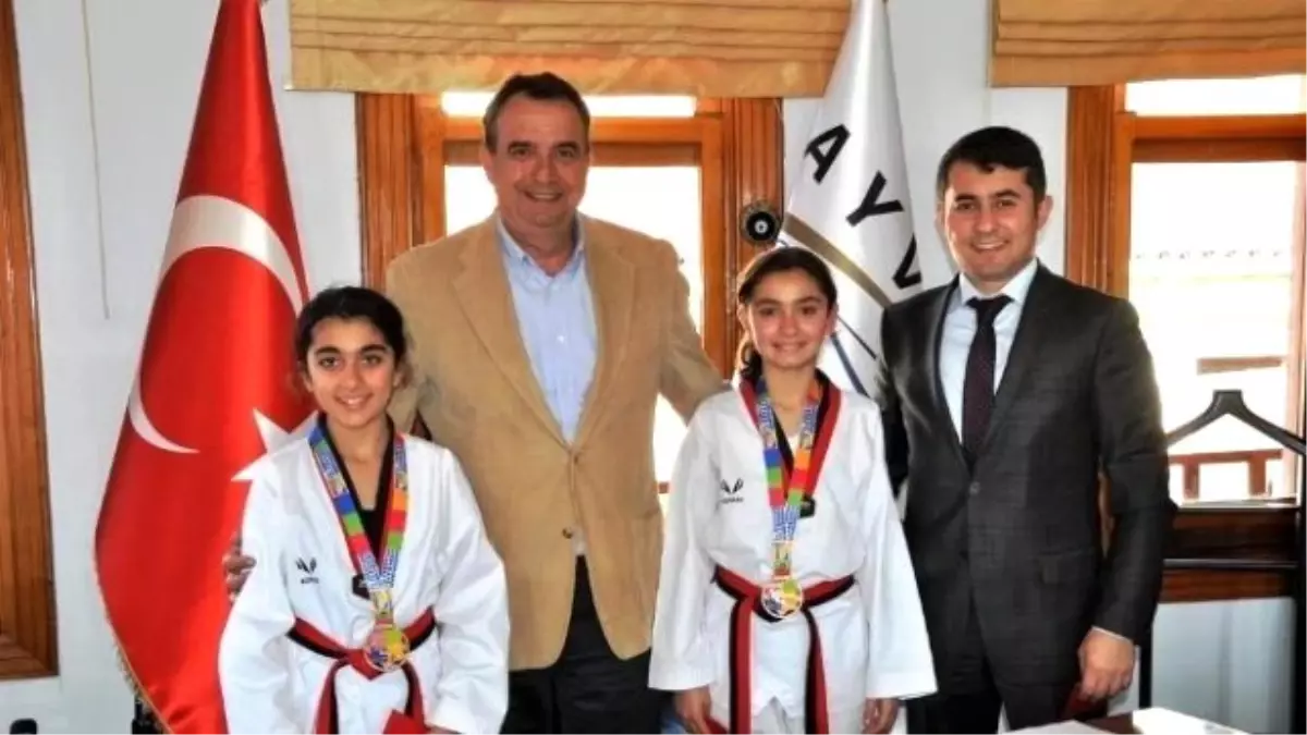 Avrupa Üçüncüsü Tekvandoculardan Başkan Gençer ve Müdür Bilen\'e Ziyaret