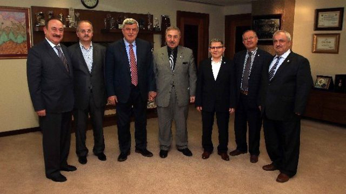 Başkan Karaosmanoğlu, "Yeni Anayasa Türkiye İçin Elzemdir"