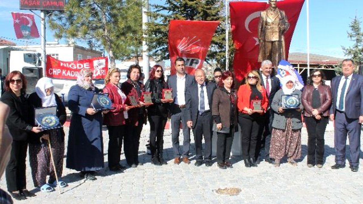 CHP\'den Kadınlara Çiçek ve Plaket