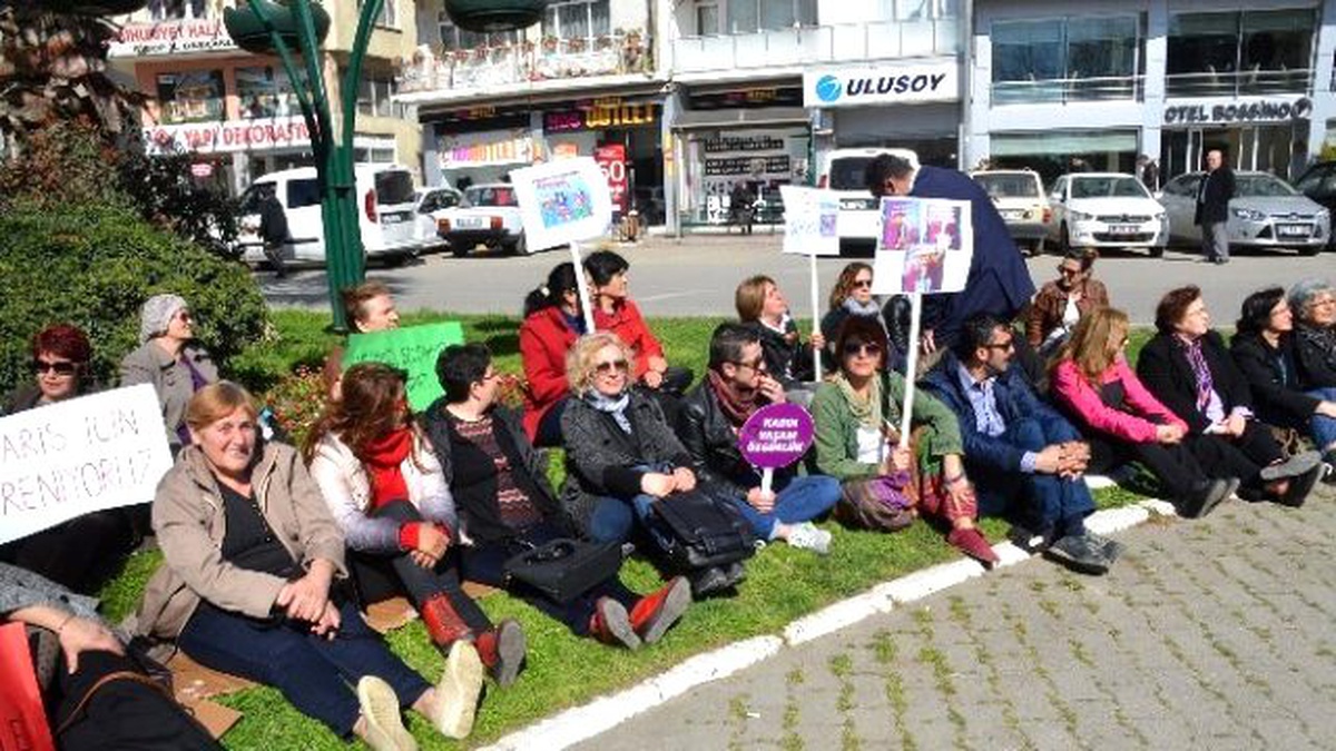 CHP\'li Kadınlar \'Özgecan Yasası\' İçin Oturma Eylemi Yaptı