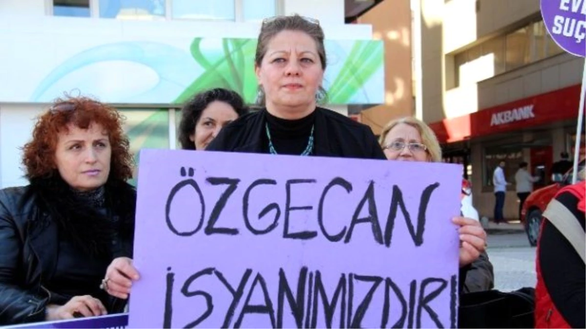 CHP\'li Kadınlardan "Özgecan Yasası" İçin Oturma Eylemi