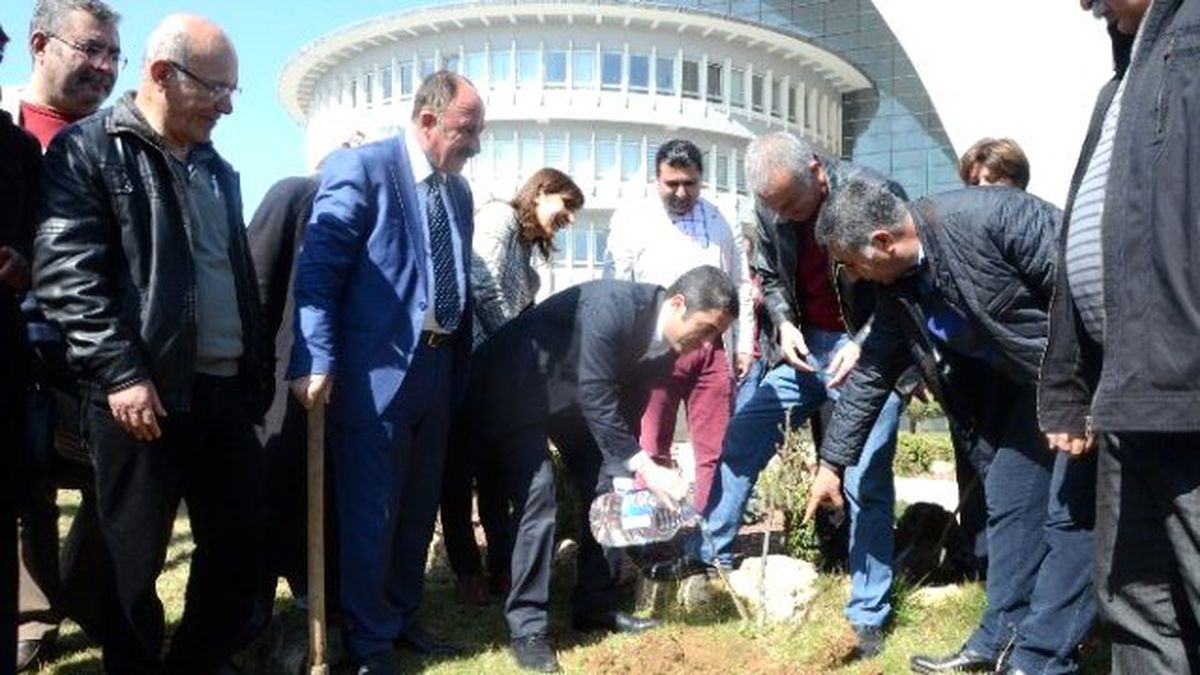 CHP\'lilerden Belediye Önünde İlginç Eylem