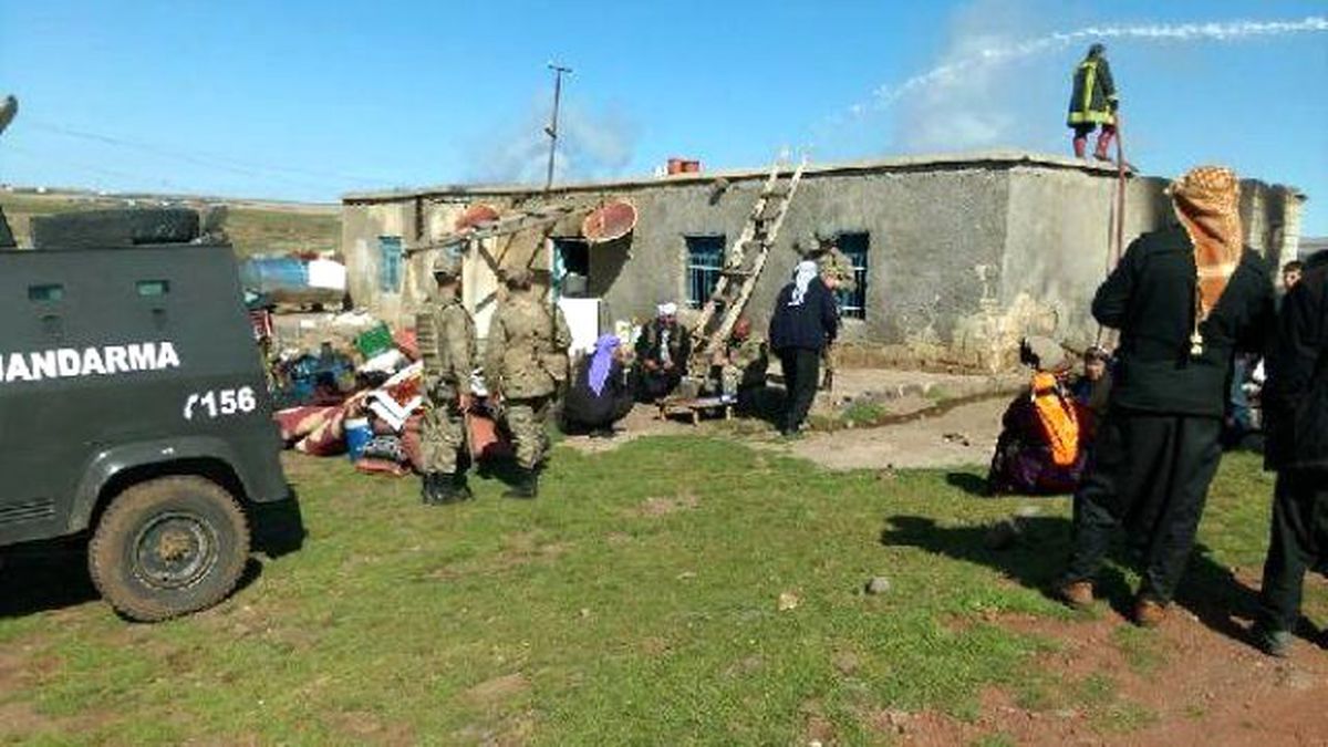 Cinayet Şüphelilerinin Evlerini Ateşe Verip, Yangını Söndürmeye Gelen İtfaiyeyi Engellediler