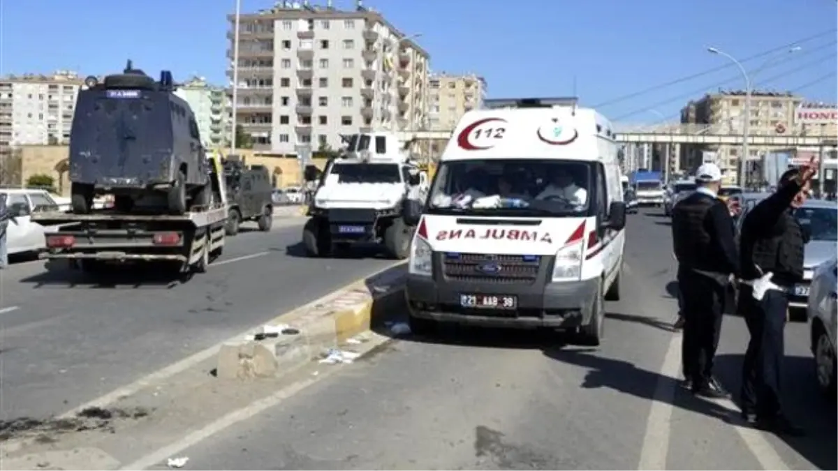 Diyarbakır\'da Zırhlı Polis Aracı Devrildi: 3 Yaralı