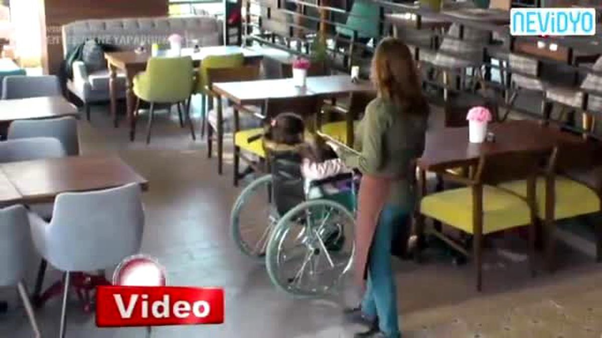 Engelli Çocuğa Kötü Davranan Garsona Sert Tepki