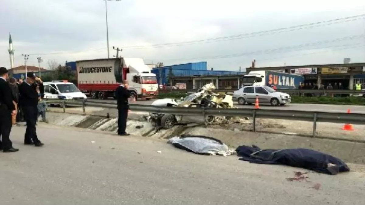 Fabrikaya Giden İşçilerin Bulunduğu Otomobil Tır\'a Çarptı: 2 Ölü, 1 Yaralı