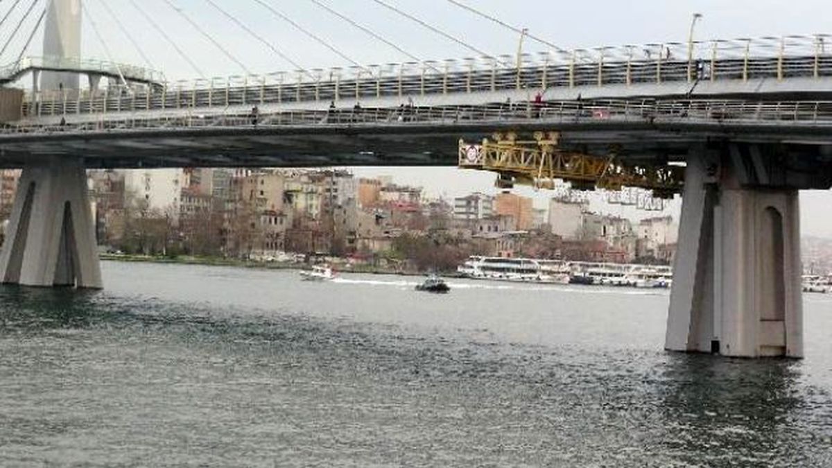 Haliç\'teki Metro Geçiş Köprüsünde İntihar...