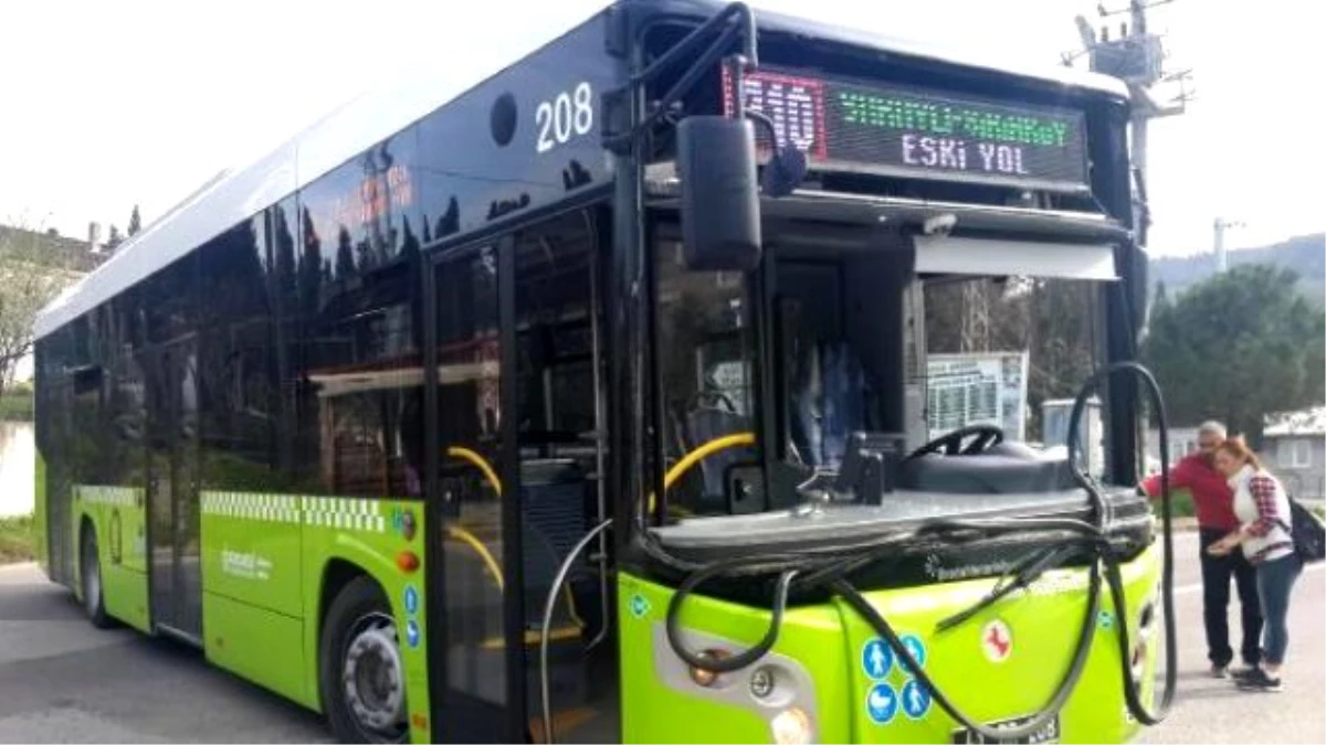 Halk Otobüsü Yolcu Minibüsüne Çarptı: 3 Yaralı