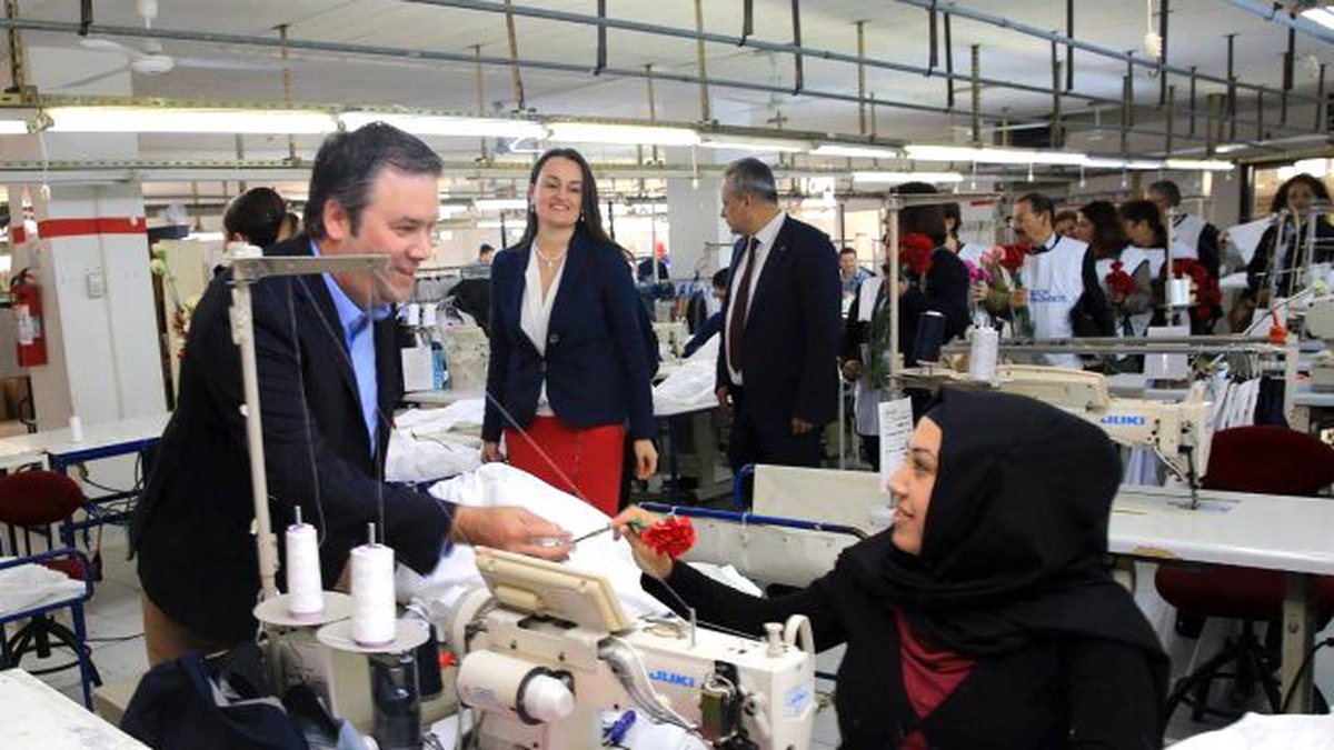 Hayatının ilk çiçeğini Piriştina\'dan aldı