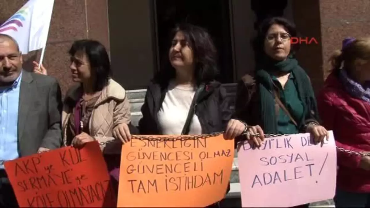 Hdk\'lı Gruptan Çalışma ve İş Kurumu Müdürlüğü Önünde \'Zincirli\' Protesto