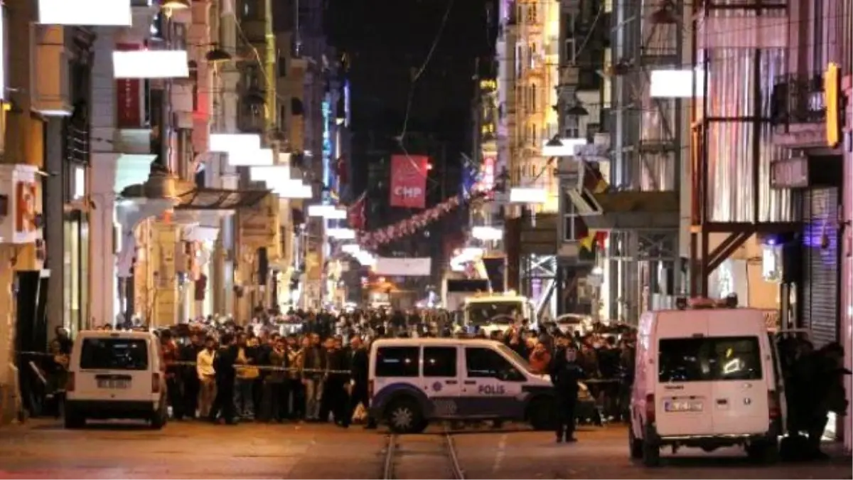 İstiklal Caddesi\'nde Şüpheli Çantadan Dizüstü Bilgisayar Çıktı