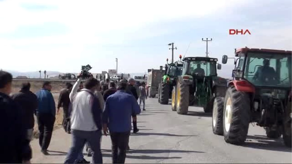 Konya Alt Geçit İsteyen Çiftçiler, Traktörlerle Karaman Yolunu Trafiğe Kapattı