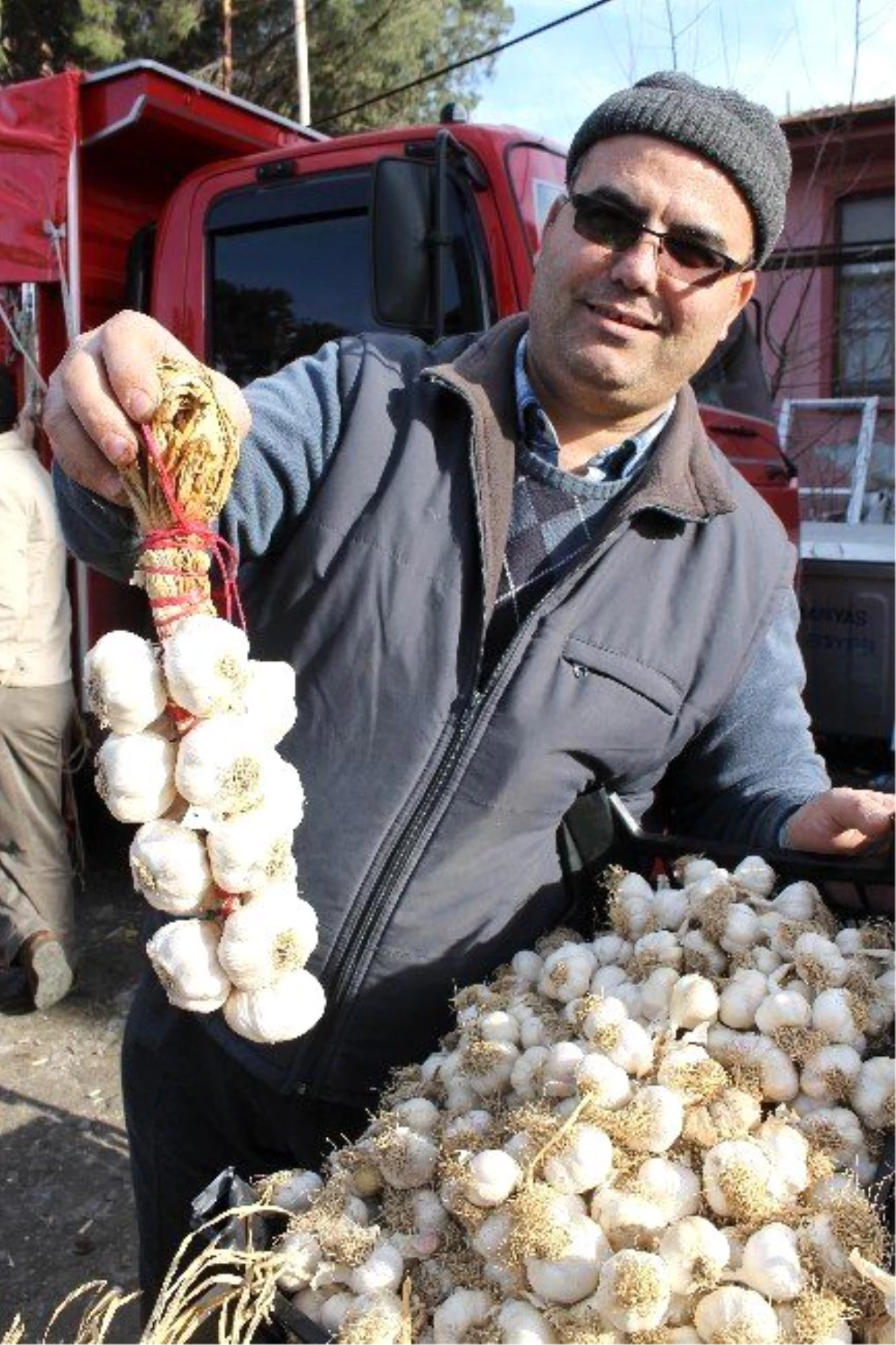 Manyas Pazarı\'nda Soğan ve Sarımsak Fiyatları El Yakıyor