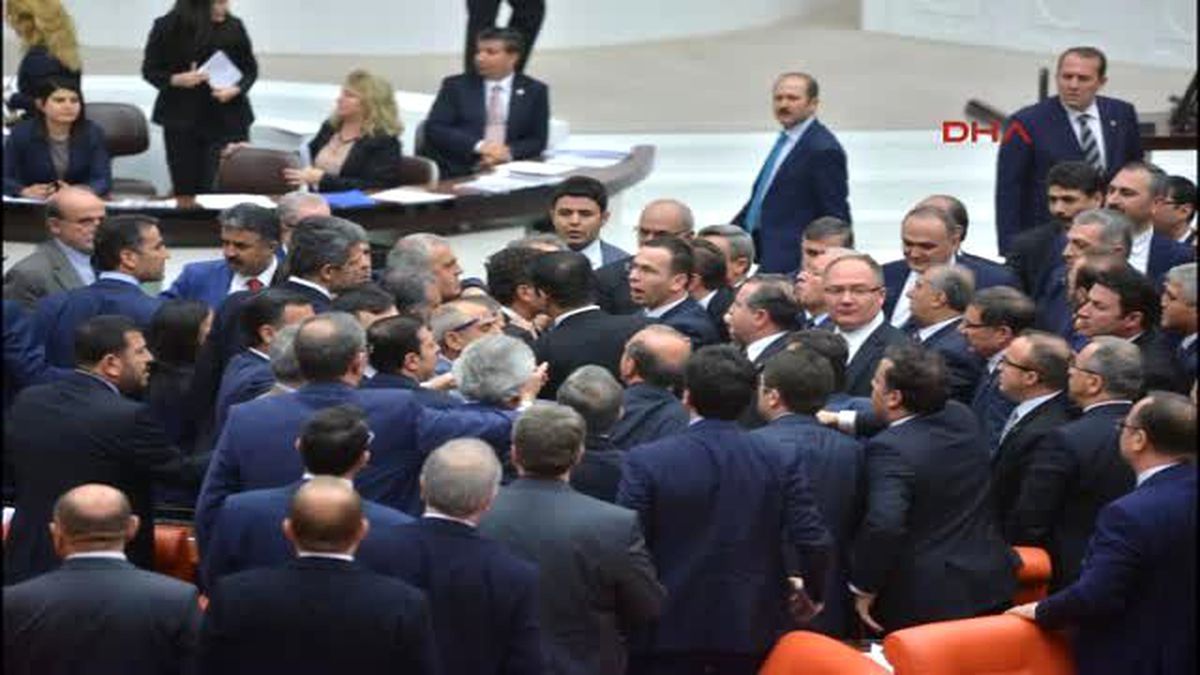 Meclis'te AK Parti ve HDP'li Vekiller Birbirine Girdi
