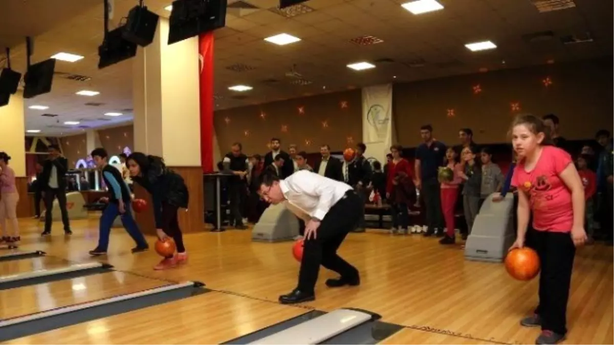 Merkezefendi Belediye Başkanı Subaşıoğlu Çocuklarla Bowling Oynadı