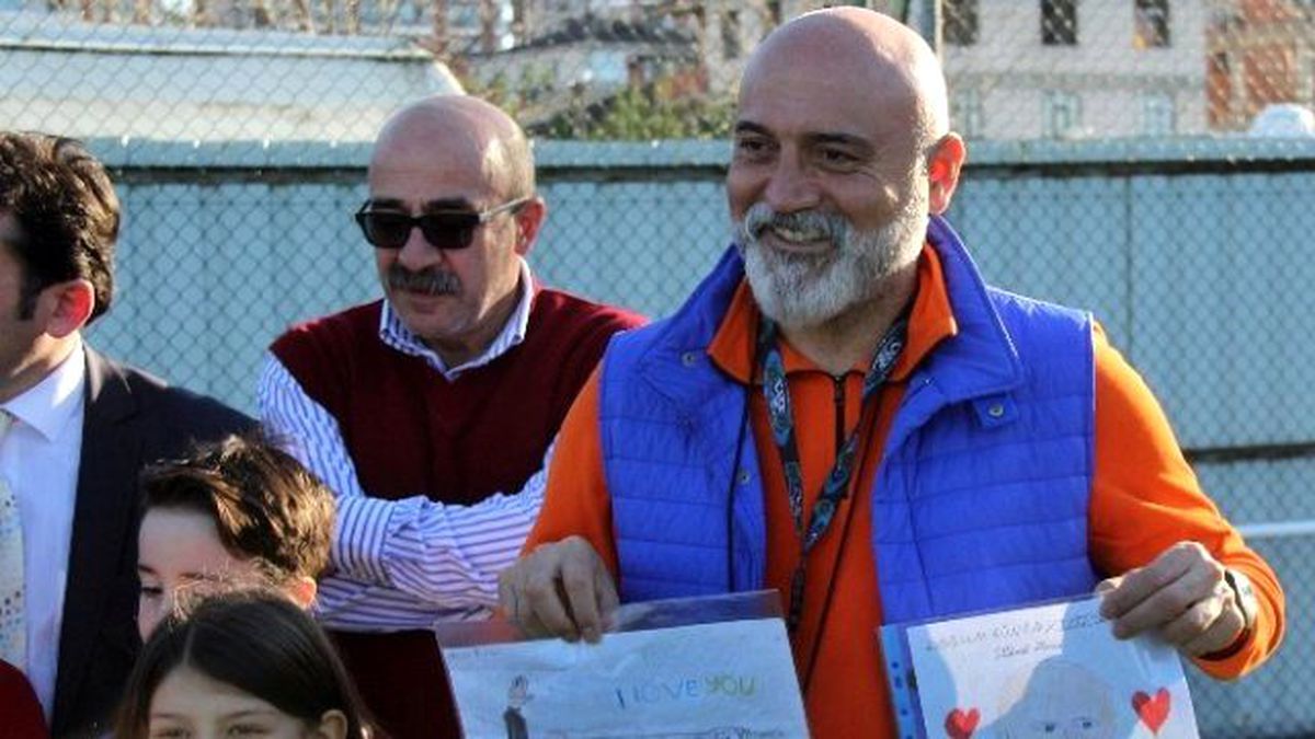Öğrencilerden Karaman\'a Doğum Günü Sürprizi