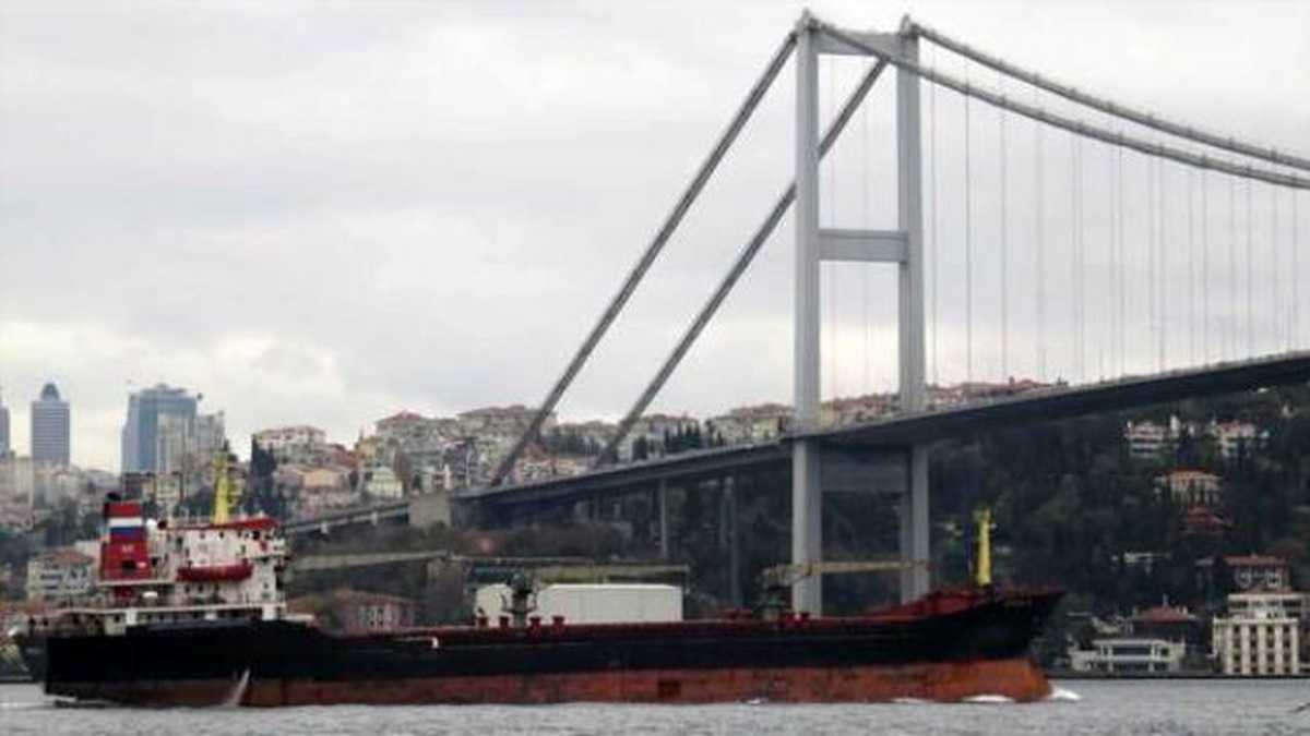 Rus Askeri Kargo Gemisi İstanbul Boğazı\'ndan Geçti