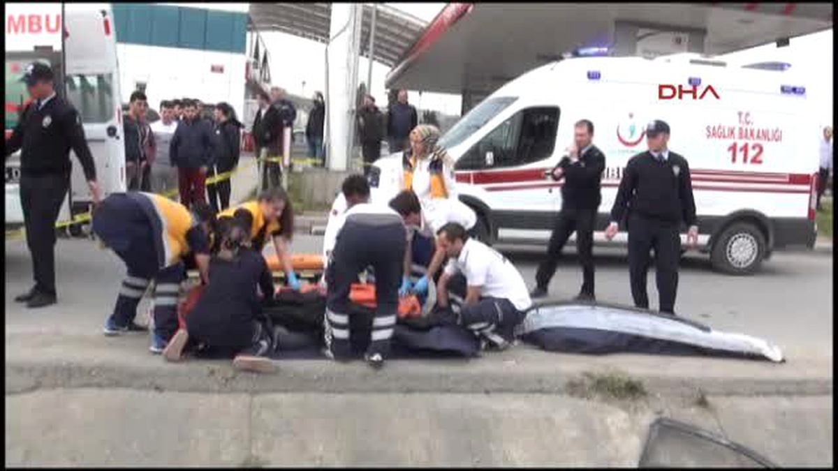 Sakarya Fabrikaya Giden İşçilerin Bulunduğu Otomobil Tır\'a Çarptı: 2 Ölü, 1 Yaralı