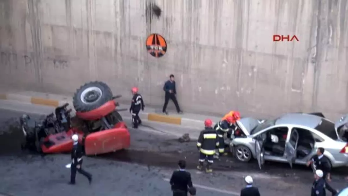 Şanlıurfa?da Traktör ile Otomobil Çarpıştı: 4 Yaralı